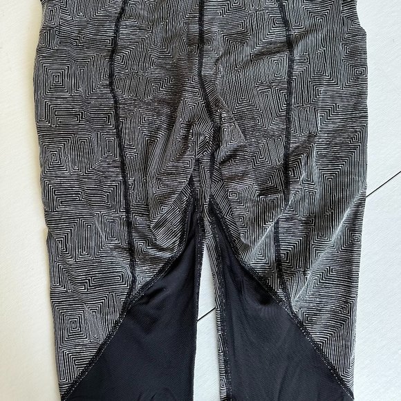 Lululemon Soulcycle Cropped Leggings White/Black Design w/ Mesh Detail Size 8 - Picture 7 of 16